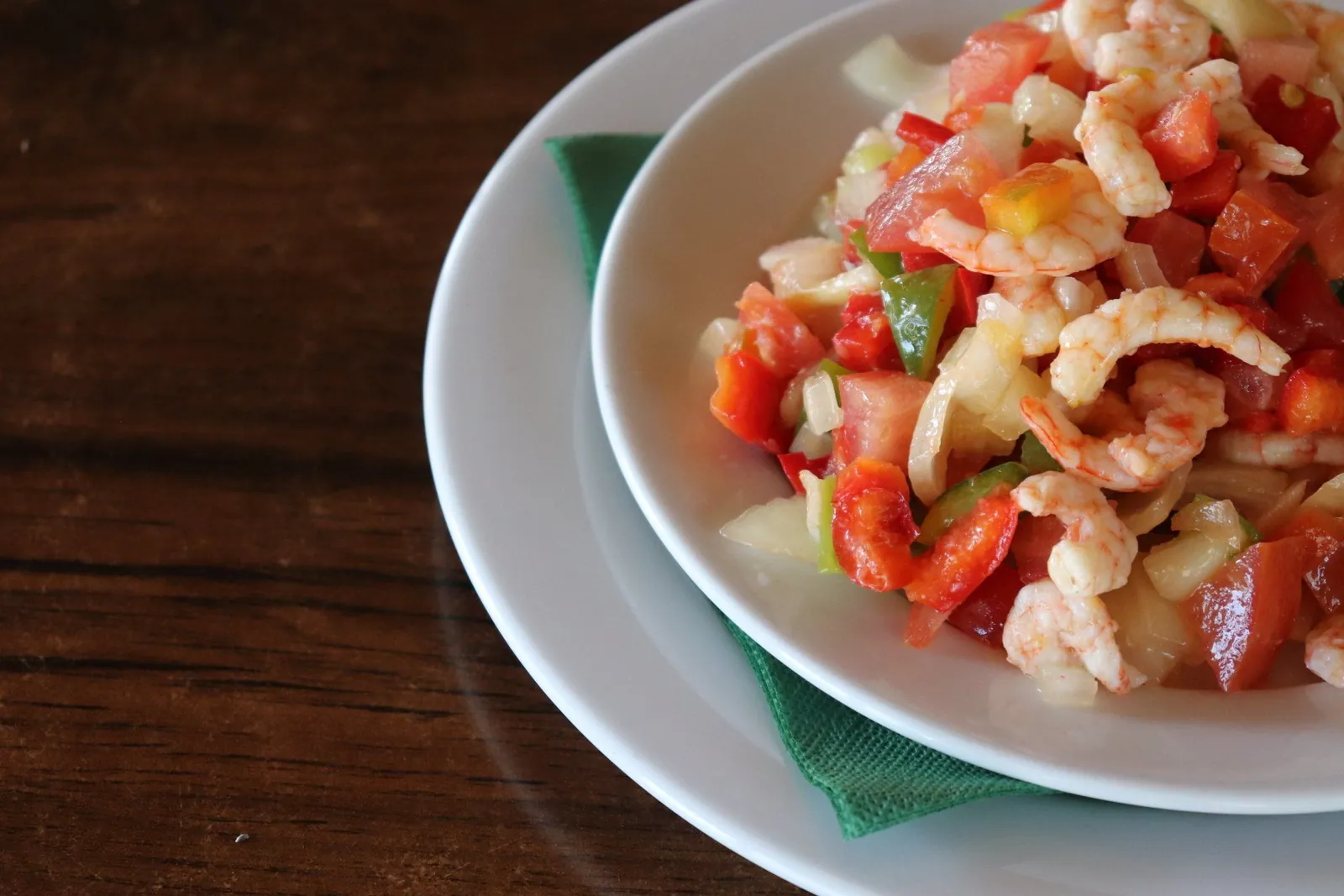 Salade de crevettes et de légumes sur porcelaine blanche chez Doña Gamba