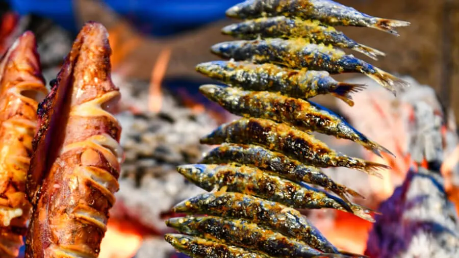 Sardines à l'espeto grillées au feu de bois au restaurant El Caleño à Pedregalejo