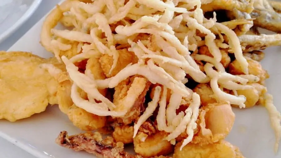 Calamars frits servis au restaurant El Caleño à Pedregalejo, Malaga