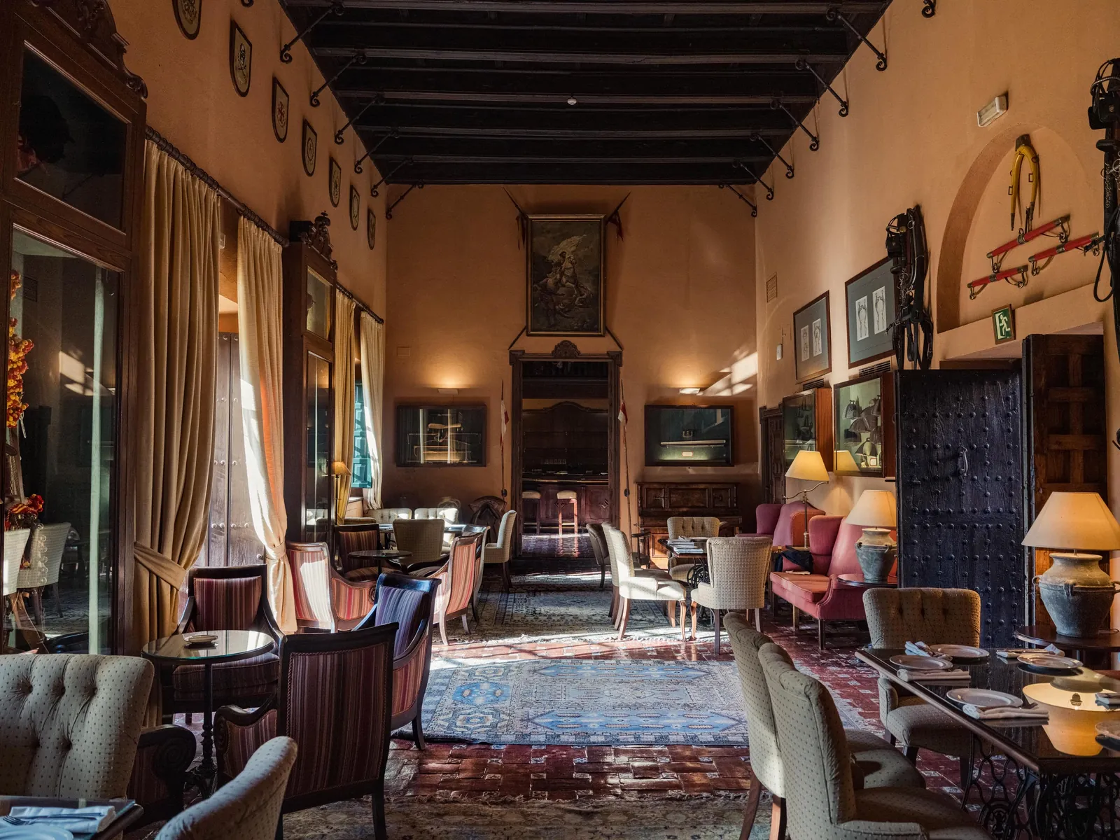 Hacienda Benazuza lounge in Sanlúcar with lamps, paintings and armchairs