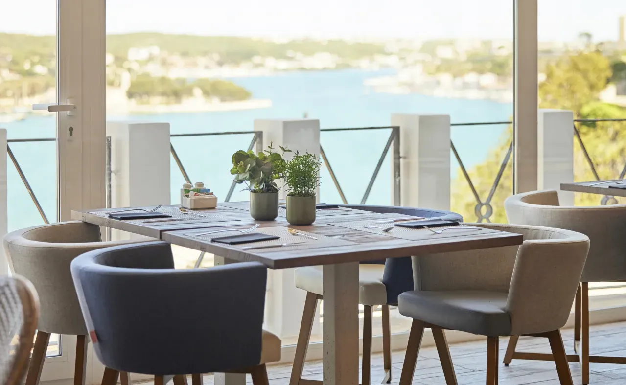 Table set on the Mirador des Port terrace in Maó with a view over the bay