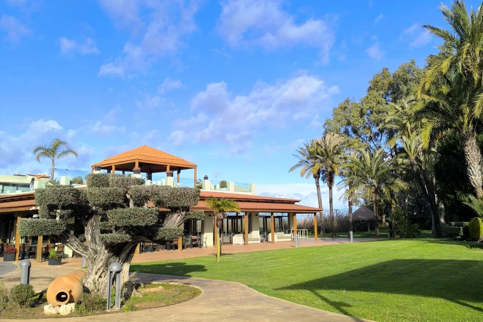 Nou Raco facade in Valencia, covered terrace and tree-lined garden
