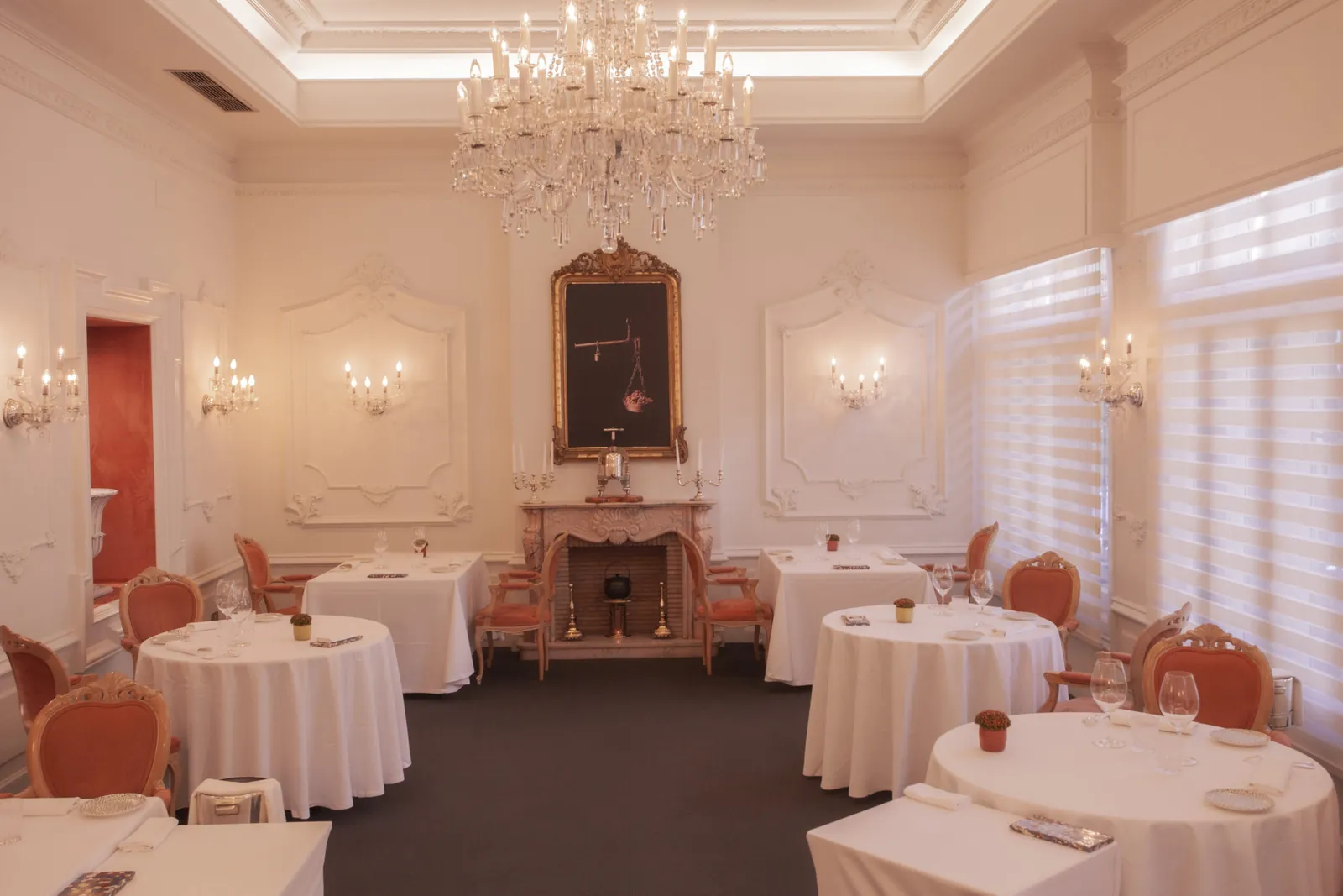 Zortziko restaurant round-table dining room with crystal chandeliers in Bilbao
