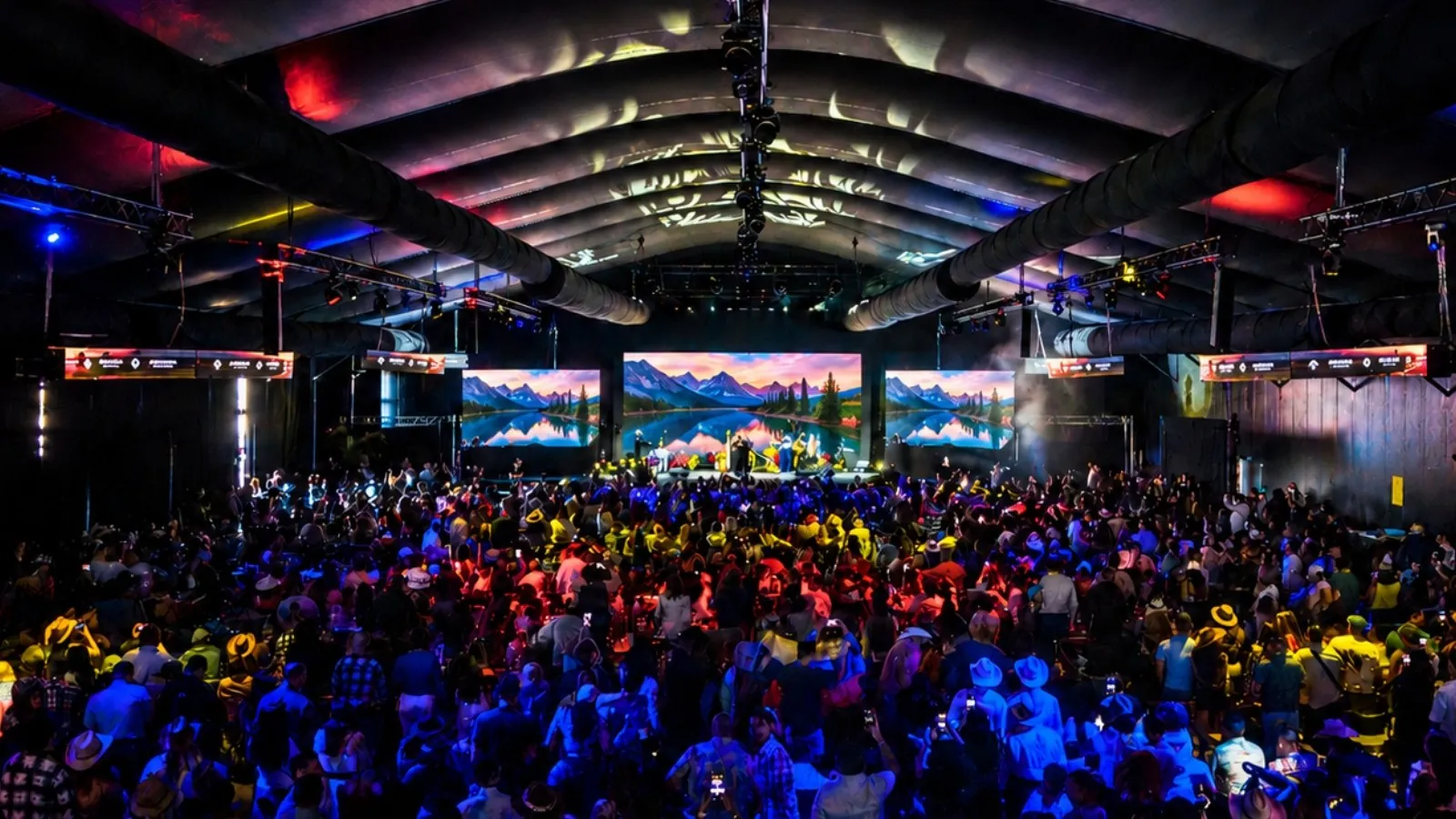 Large plenary hall at Complejo El Olivar during a convention