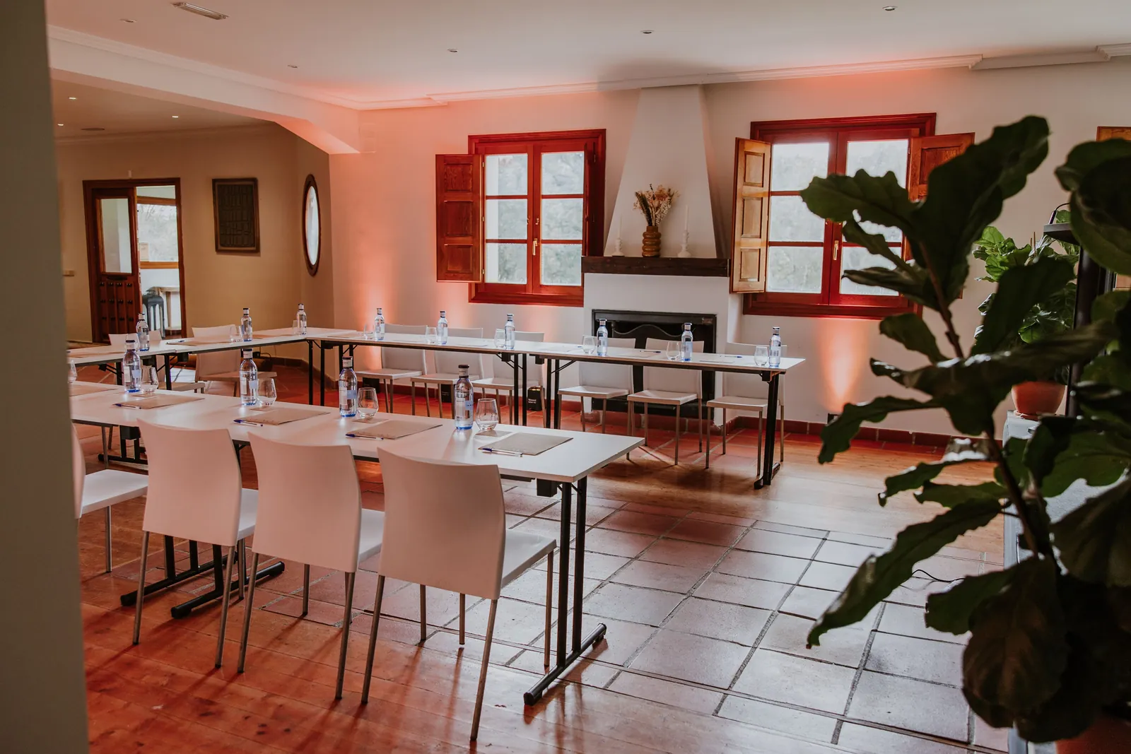Rustic meeting room at the Dehesa de Abantos