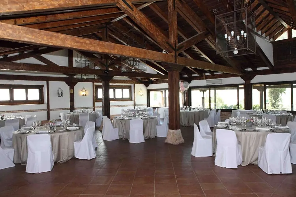 Large hall of El Frontón de Feligrés set for dinner