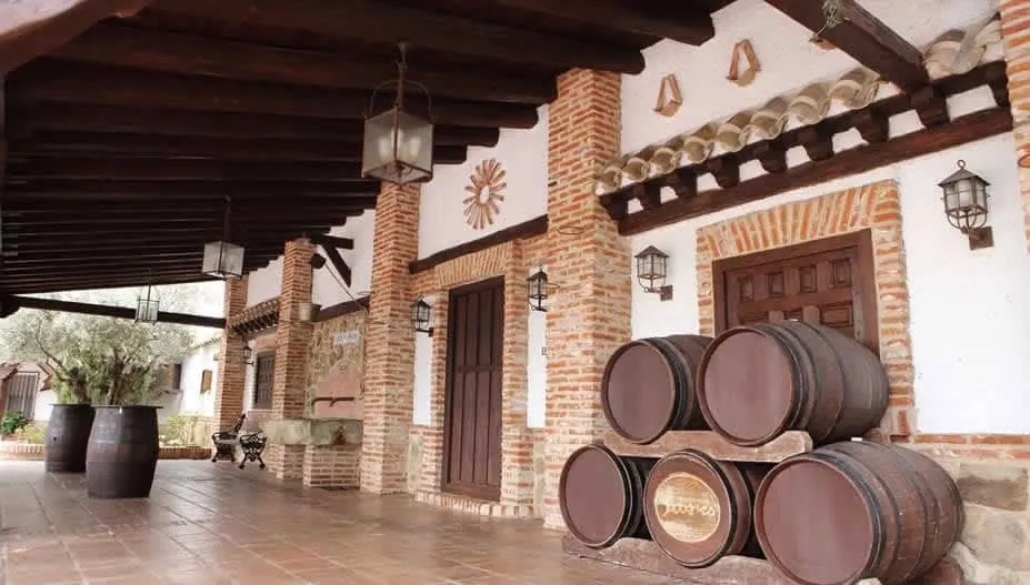 Covered porch at El Frontón de Feligrés