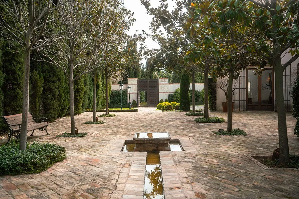 Garden with fountain at Finca la Alquería