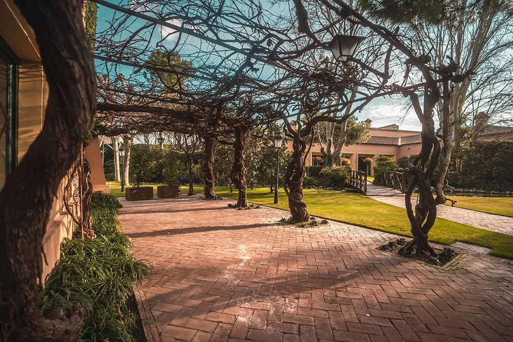 Path and gardens at Finca la Alquería