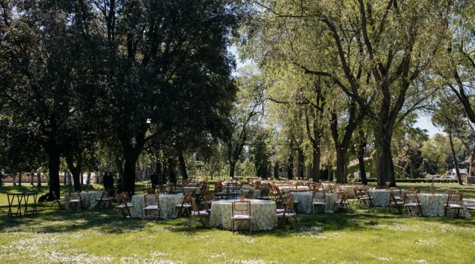Tables set on the shaded lawn of La Casa de Mónico in Madrid