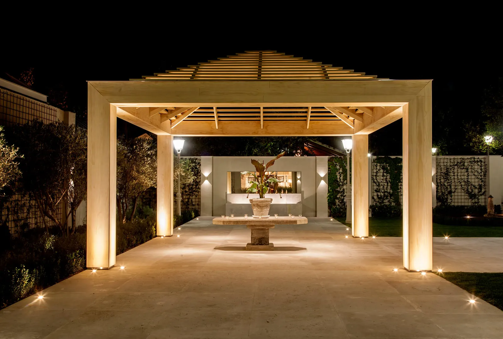 Pérgola iluminada nos jardins do Laureana Business Center